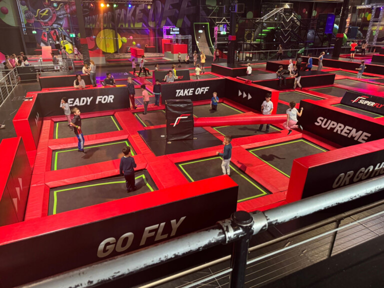 Übersicht von oben auf den Trampolinpark