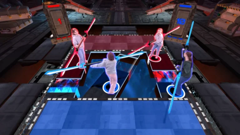 vier Kinder kämpfen projiziert in einem Videospiel mit Laserschwertern