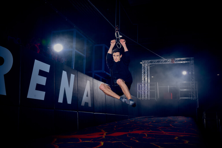 Mann fährt an einer Zip-Line